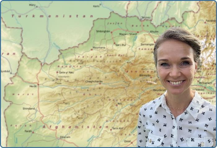 Line Theresia Villefrance foran et kort over Afghanistan