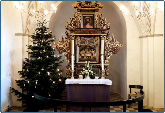 Altertavlen og tændt juletræ i Viby Kirke