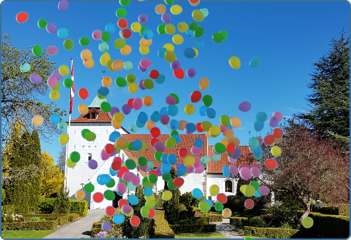 Balloner i luften foran Viby Kirke