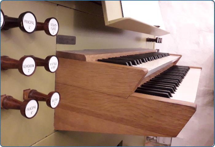 Orgelets tastatur tæt på.