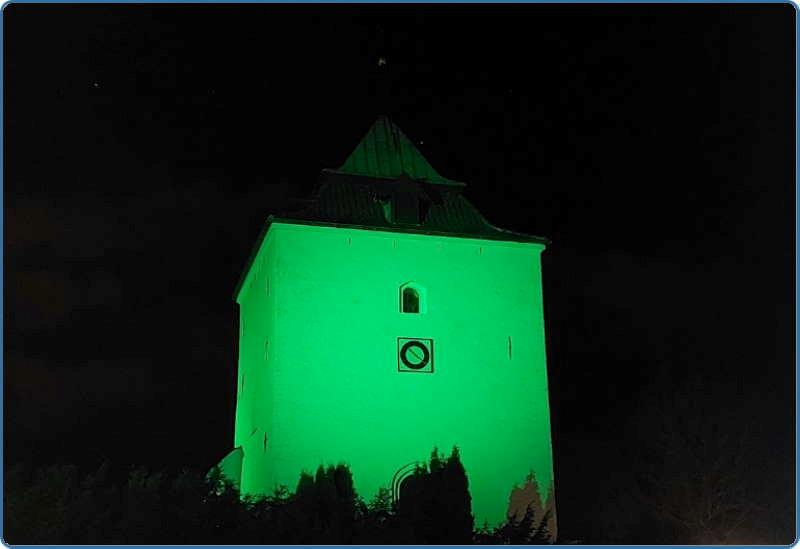 Viby Kirke lyst op i grønt