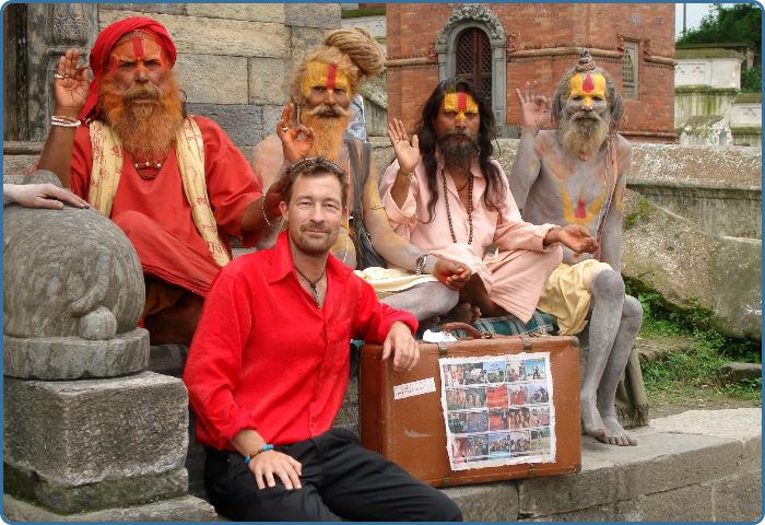 Jesper Grønkjær poserer foran en lille gruppe hinduer