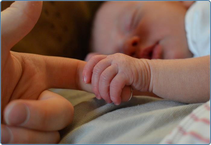 Baby holder finger i hånd